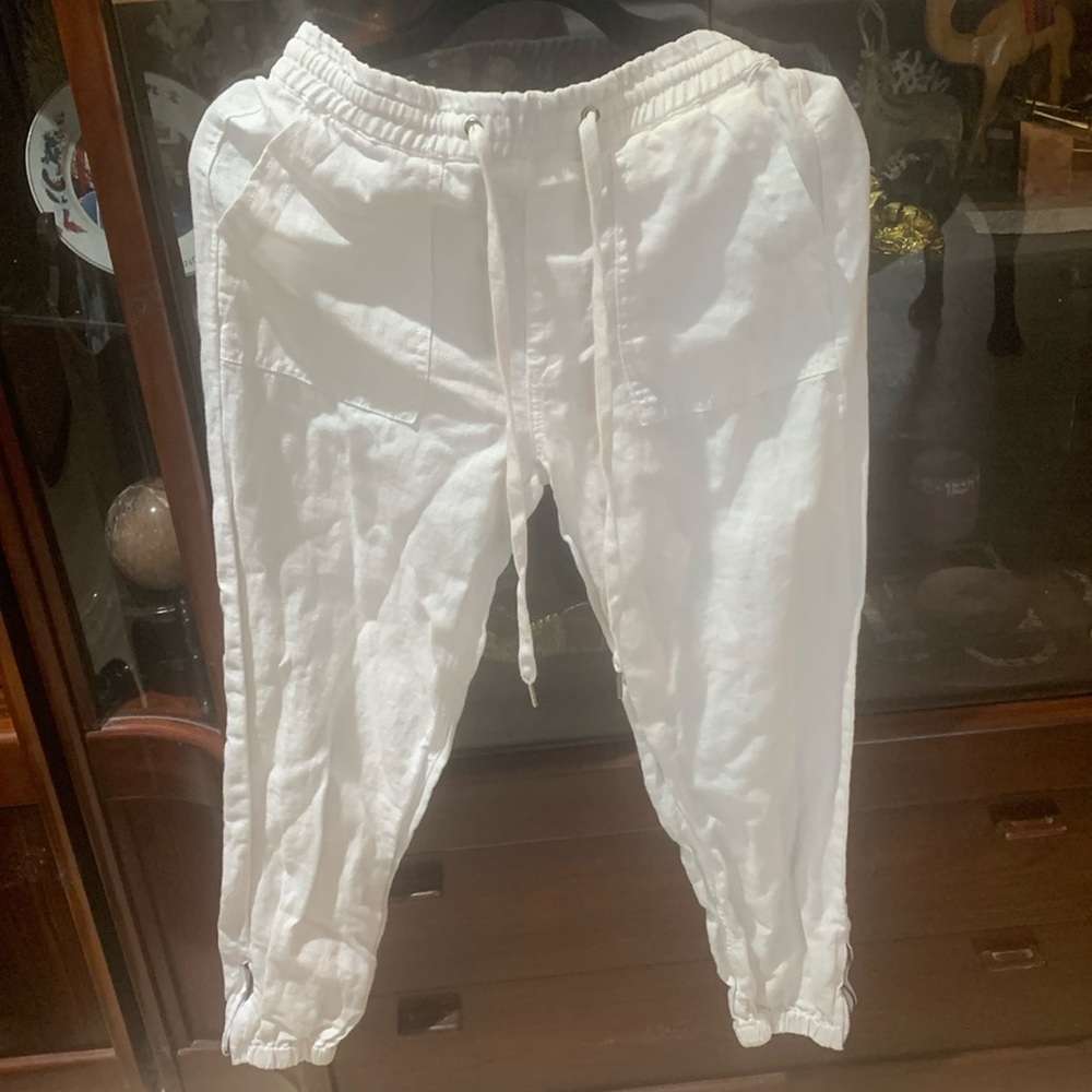 Joe’s Jeans white linen pant in size medium but fits like a small/extra small.